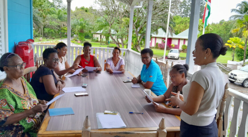 Mme Benjamine Rose rencontre les personnes qui feront l’inventaire aux Seychelles